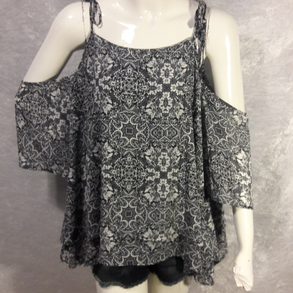 Xhiliration cold shoulder top
